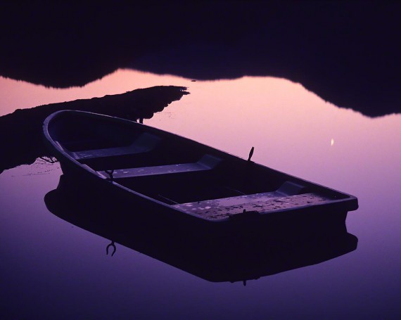 湖に映る宵の明星と薄暮の船