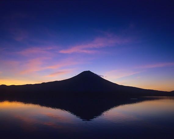 湖面に映る薄明の富士山