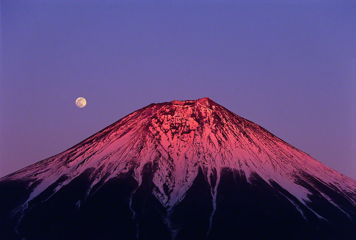 満月と夕照の赤富士