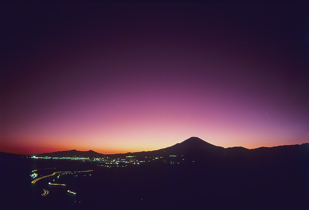 街灯と夕暮れの空に浮かぶ富士山