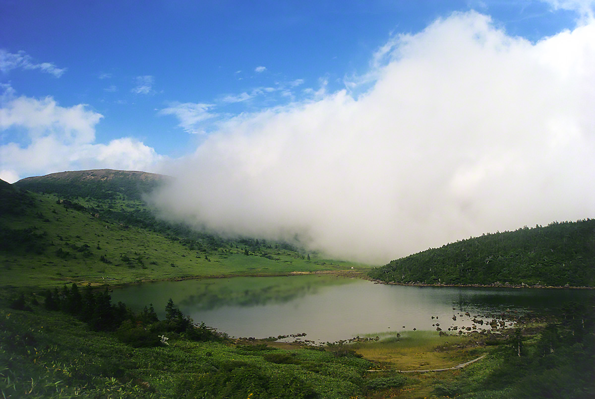 高山湖を這う白い雲