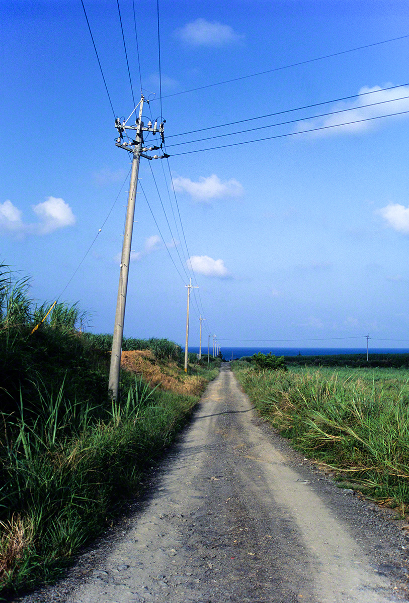 Scenery Photo 電柱と海に続く道 風景写真素材 壁紙の無料ダウンロード グリーティングカードサービス