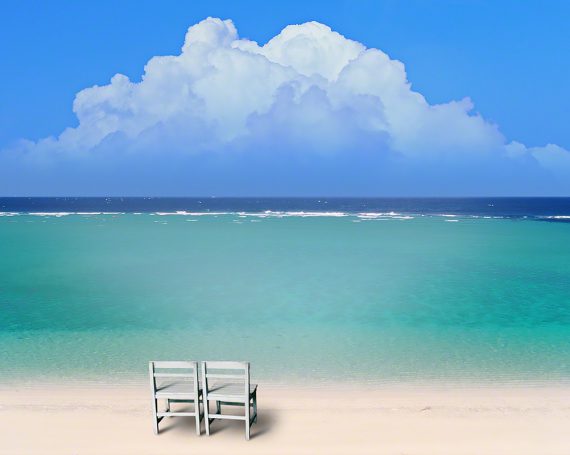 入道雲と珊瑚礁の砂浜と白い椅子